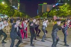Cuối tuần, bạn trẻ tổ chức các hoạt động giải trí ngay tại phố đi bộ Nguyễn Huệ
