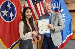 Nữ sinh gốc Việt đầu tiên được vinh danh 'Phụ nữ trẻ xuất sắc của bang Tennessee'