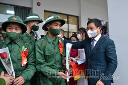 Bí thư Tỉnh ủy Nguyễn Văn Thắng tiễn thanh niên TP. Điện Biên Phủ lên đường nhập ngũ