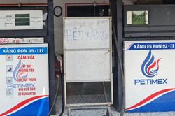 Một số cửa hàng ở TP.HCM, Đồng Nai treo biển 'hết xăng', bán cầm chừng
