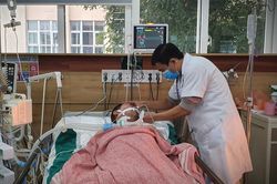 Người đàn ông bị hôn mê vì uống phải rượu giả
