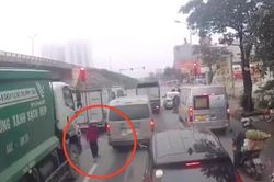 Người phụ nữ thoát chết khó tin khi bị xe rác cuốn vào gầm