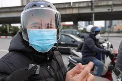 Trời rét buốt người dân Hà Nội chỉ muốn 'quấn chăn bông đi làm'