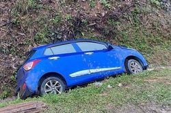 Phóng nhanh dưới trời mưa, xe con xoay 180 độ, nằm nghiêng dưới rãnh nước