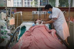 Uống rượu nhà họ hàng, bệnh nhân 43 tuổi nguy kịch