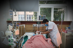 Tổn thương não sau khi uống rượu mua ở cửa hàng tạp hóa