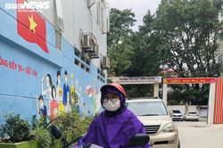 Trời tạnh ráo, người Hà Nội vẫn mặc áo mưa tránh cái rét thấu xương
