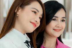 Nhã Phương được chị gái tháp tùng đi sự kiện, nhan sắc người phụ nữ này khiến khán giả chú ý