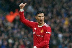 Ronaldo nên thay Maguire làm đội trưởng MU?