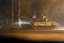 Xe tăng chạy trên đường phố Donetsk