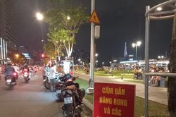 Đậu xe, bán hàng rong bát nháo tại công viên mới cải tạo ở TP. HCM: 'Khi nào đuổi thì chạy thôi'