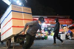 'Cửu vạn' chợ Long Biên mưu sinh ngày giá rét