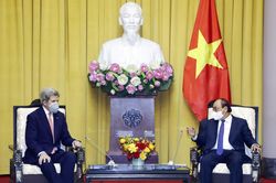 Chủ tịch nước tiếp Đặc phái viên John Kerry