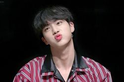 Phản ứng dễ thương của Jin BTS khi được ARMY khen đẹp trai