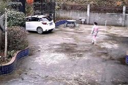 Tiễn chồng đi làm xa với thái độ lạnh nhạt, người vợ sau đó được cả cõi mạng tung hô vì một hành động