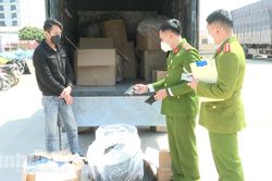 Bắt vụ vận chuyển 35.000 khẩu trang, găng tay y tế không có nguồn gốc, xuất xứ