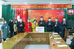 Thường trực Tỉnh ủy thăm, chúc mừng ngành y tế nhân Ngày Thầy thuốc Việt Nam