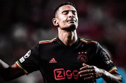 Tiền đạo Ajax ghi bàn sau khi phản lưới