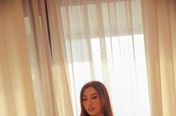 Hiếm khi diện nội y 'hở bạo', Lương Thùy Linh tung 'bùa choáng' với vòng eo con kiến