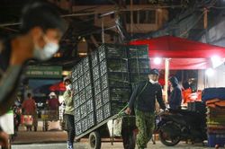 Người lao động tại chợ Long Biên, Hà Nội 'gồng mình' trong đêm rét dưới 10 độ C
