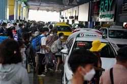 Bố trí đủ taxi giải tỏa hành khách tại cảng hàng không Tân Sơn Nhất