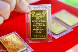 Giá vàng tăng 'sốc' 700.000 đồng/lượng chỉ sau vài tiếng Nga đưa quân vào miền Đông Ukraine