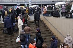 Người dân Ukraine tháo chạy khỏi Kiev, dòng người tị nạn xuất hiện