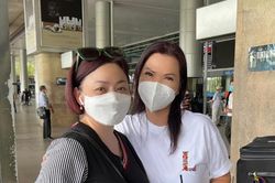Vợ Chí Tài thích thú thưởng thức món ăn ở Việt Nam sau khi xa quê