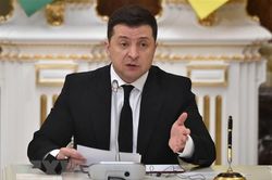 Tổng thống Ukraine ban bố thiết quân luật trên toàn quốc