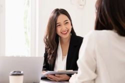 Đang phỏng vấn xin việc thì lỡ tay rót tràn ly nước ra bàn, nữ ứng viên có cách XỬ LÝ hết sức lươn lẹo nhưng được khen: IQ vô cực