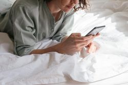 Mối nguy chết người từ thói quen sạc điện thoại mà nhiều người đang mắc phải