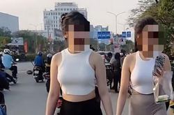 Mặc đồ tập thể dục bó sát rồi vô tư đi lại ở tuyến đường lớn, 2 gái xinh làm dấy lên cuộc tranh cãi