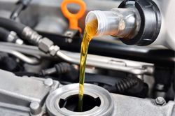 Xe thường xuyên chở nặng nhiều có cần thay dầu nhớt sớm?