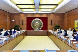 Chủ tịch Quốc hội Vương Đình Huệ làm việc với Đoàn giám sát về sắp xếp đơn vị hành chính cấp huyện, xã