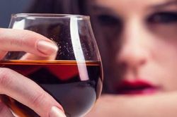 Vợ chưa cưới say rượu, chàng trai làm một hành động khiến anh ta hối hận cả đời