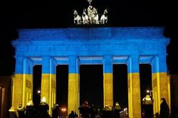 Pháp, Đức thắp sáng hình quốc kỳ Ukraine, bày tỏ ủng hộ Kiev