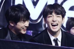 Jin thật tình cảm với em út BTS qua hành động này