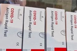 Tạm giữ lượng lớn kit test và thuốc điều trị COVID không rõ nguồn gốc