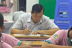 Chuyện phía sau bức ảnh ông bố 38 tuổi đi học chữ để trả lời con