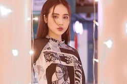 Huyền Lizzie làm mẫu áo dài do Cao Minh Tiến thiết kế