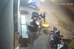 Clip: Thanh niên vờ hỏi mua hàng rồi giật tài sản xong tẩu thoát, 2 cô gái chỉ kịp nhìn theo bất lực