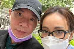 Hình ảnh mới nhất của nghệ sĩ Công Lý sau thời gian dài ra viện, vừa trùm chăn bông vừa tiếp khách