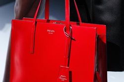 Prada tái sinh chiếc túi huyền thoại yêu thích của Carolyn Bessette-Kennedy