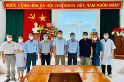 Ayun Pa thăm, chúc mừng đội ngũ y-bác sĩ nhân ngày Thầy thuốc Việt Nam 27-2