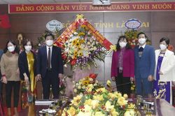 Phó Chủ tịch UBND tỉnh Giàng Thị Dung chúc mừng ngày Thầy thuốc Việt Nam 27/2
