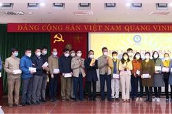 Thăm, tặng quà Trung tâm Y tế huyện Thanh Ba nhân ngày Thầy thuốc Việt Nam