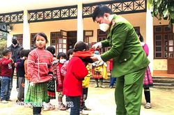 Trao tặng áo len ấm, khẩu trang, nước sát khuẩn cho học sinh huyện Bắc Yên