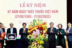 Chủ tịch Quốc hội Vương Đình Huệ thăm, chúc mừng Ngày Thầy thuốc Việt Nam tại Bệnh viện Hữu nghị Việt Đức