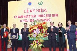 Không giấy bút nào tả hết được sự vất vả, hy sinh của các cán bộ y tế