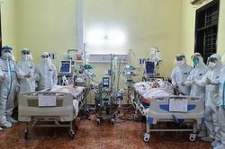 Những người lính áo trắng tỏa sáng giữa tâm dịch